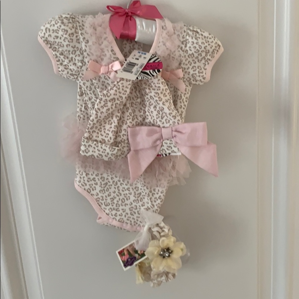 Infant girl onesie with matching toe blooms&hat